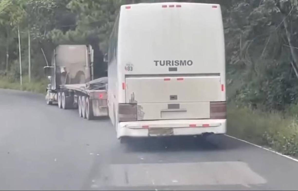 La escena de película quedó registrada en un video que fue grabado por otro conductor. La grabación se volvió viral y le dio la vuelta al mundo en redes sociales. 