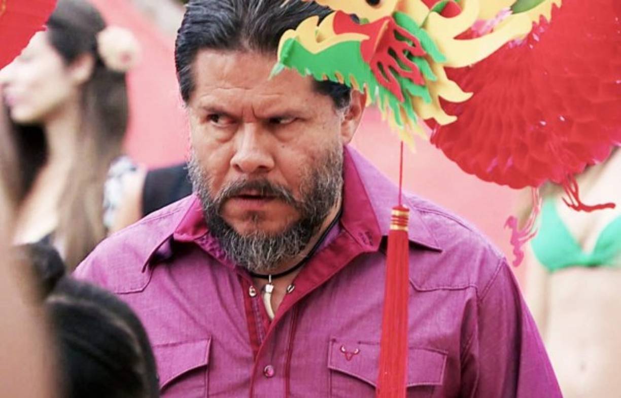 Jorge Zárate interpreta a El Indio Amaro, un peligroso narcotraficante y a quien Vicente, esposo de Sara, le había robado 3 millones de dolares.