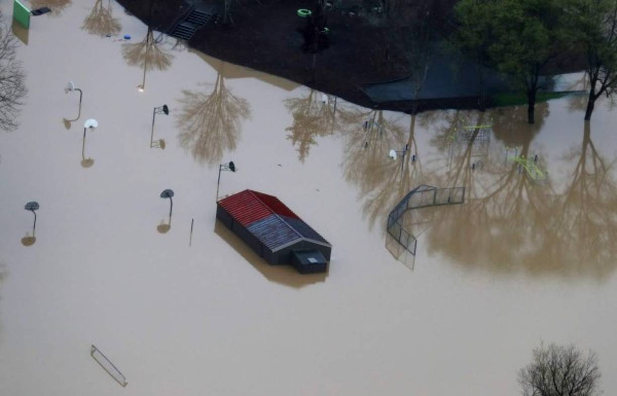En esta comunidad más de 4,000 edificios y casas quedaron bajo el agua. Las autoridades rescataron a decenas de personas que no lograron evacuar a tiempo.