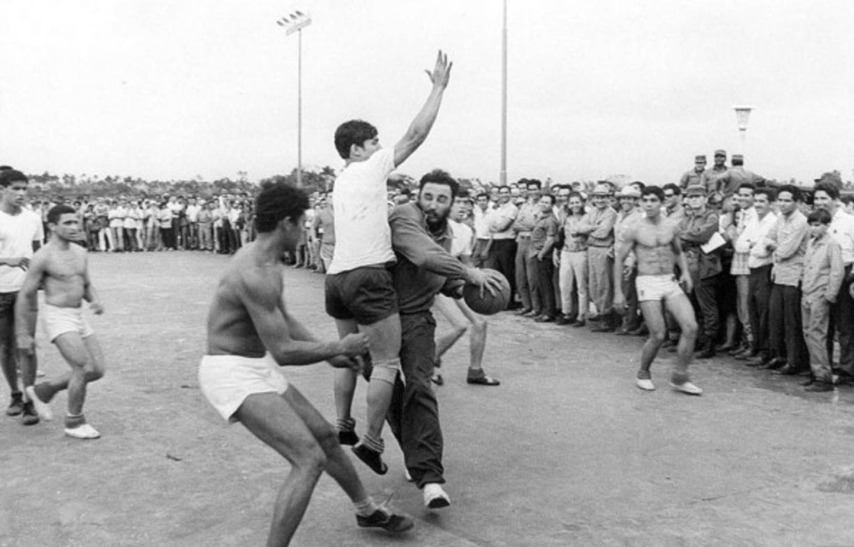El líder cubano juega básquetbol con un grupo de estudiantes de una escuela cercana a La Habana en 1970. Foto: AFP/Getty Images