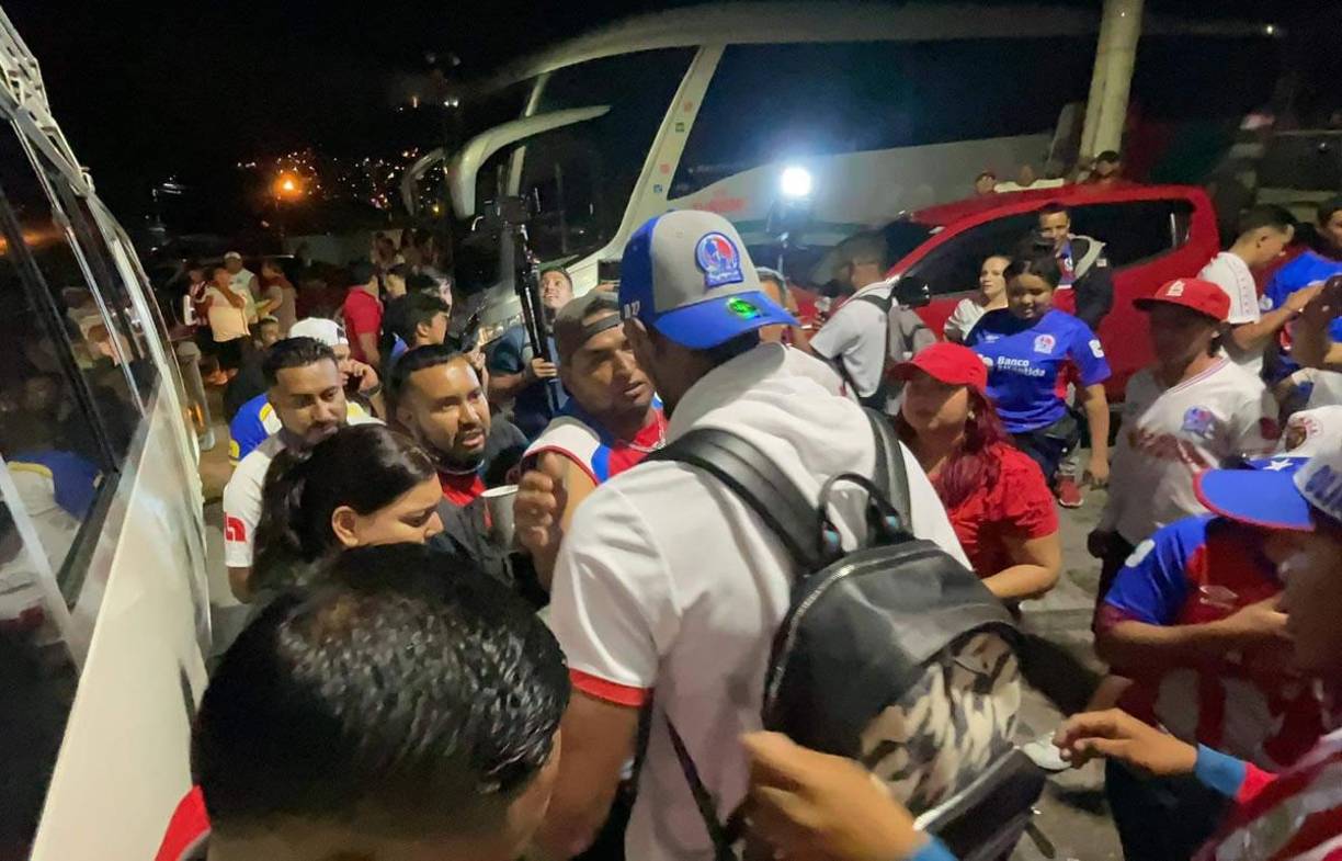 Jerry Bengtson desató la locura al salir del estadio Nacional Chelato Uclés, donde era esperado por los aficionados del Olimpia que le mostraron su cariño tras el triplete al Marathón.