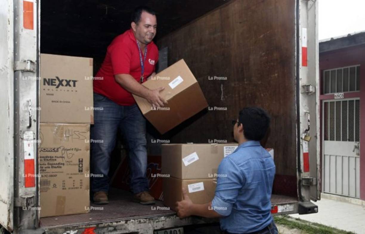 El momento en el que bajaban las computadoras que ha donado Alberth Elis con la ayuda de su fundación y el Houston Dynamo.