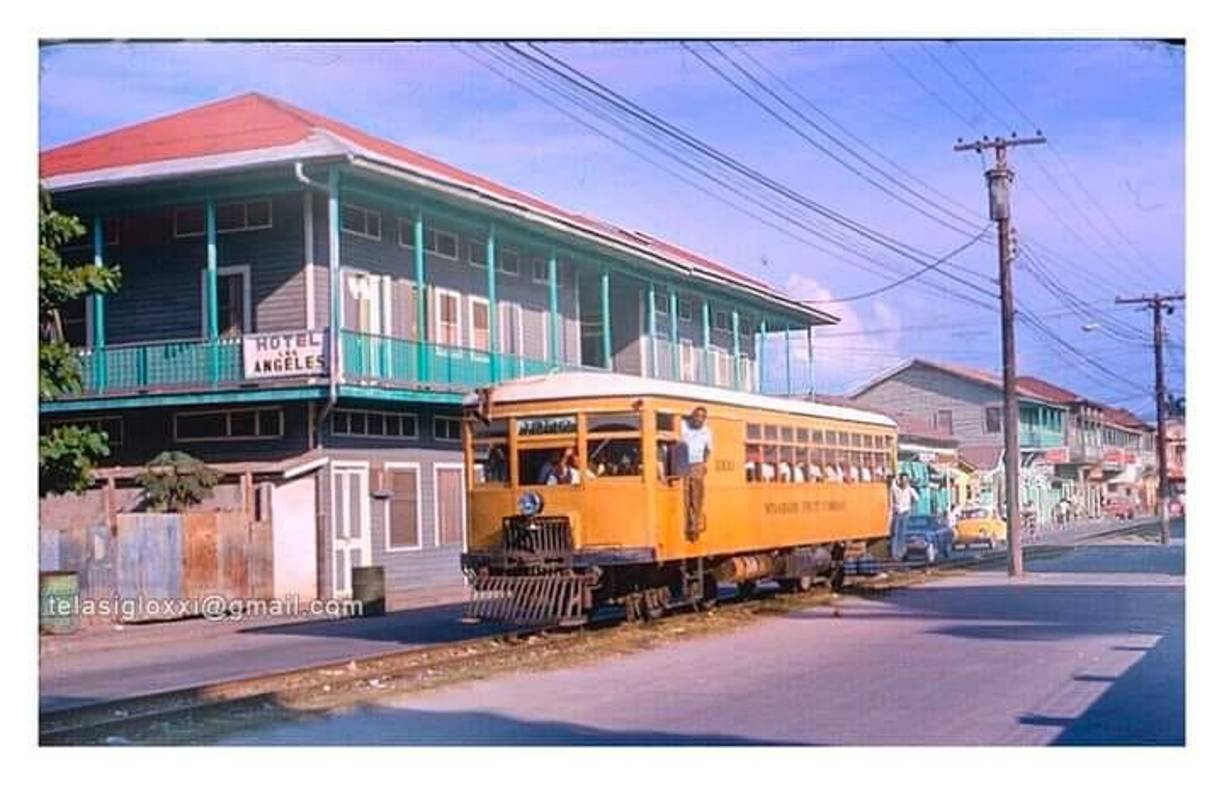 Una imagen de 1974 cuando el tren circulaba por la avenida la República de la Novia de Honduras. 