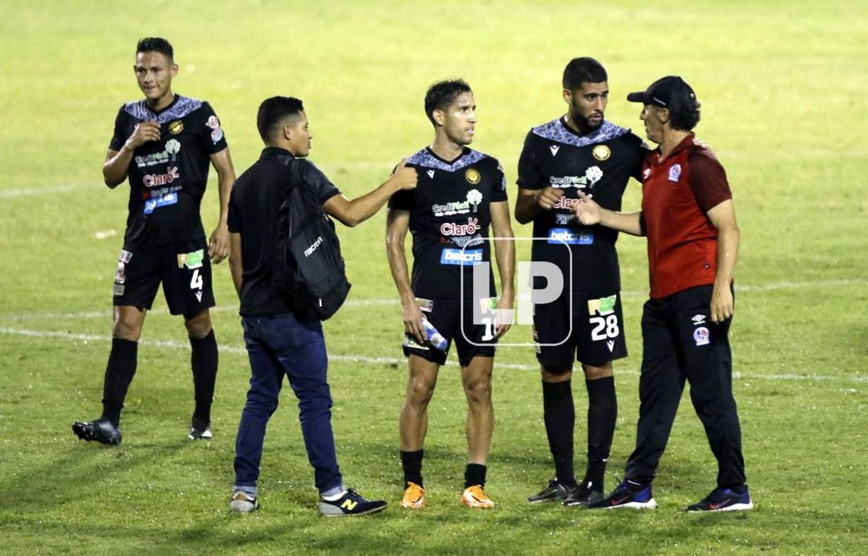 Pedro Troglio tuvo un gran detalle al final del partido. El entrenador del Olimpia se acercó a saludar y consolar a los jugadores del Diriangén.