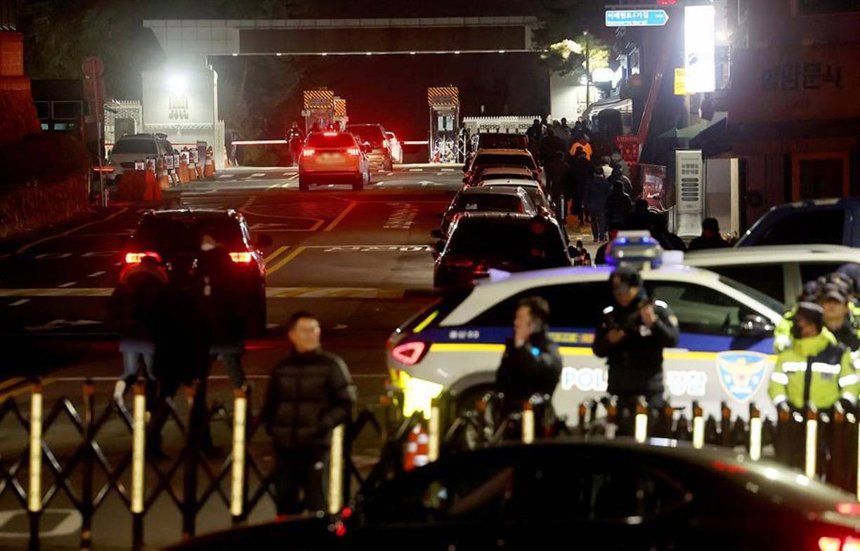 Tras decretarse la ley marcial de emergencia, el jefe del Estado Mayor Conjunto (JCS) nombrado a cargo del comando militar bajo esa medida de excepción, Park An-su, anunció que las actividades de la Asamblea Nacional y los partidos políticos quedaban prohibidos, así como la convocatoria de protestas o manifestaciones. 