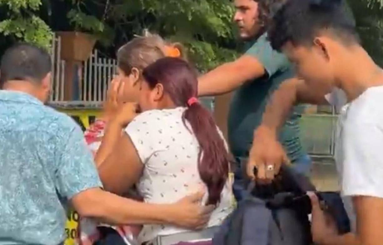 “Iba a visitarlos cuando me llamó mi papi y me dijo que le habían informado que un hijo estaba en el accidente”, relató con lágrimas en sus ojos. 