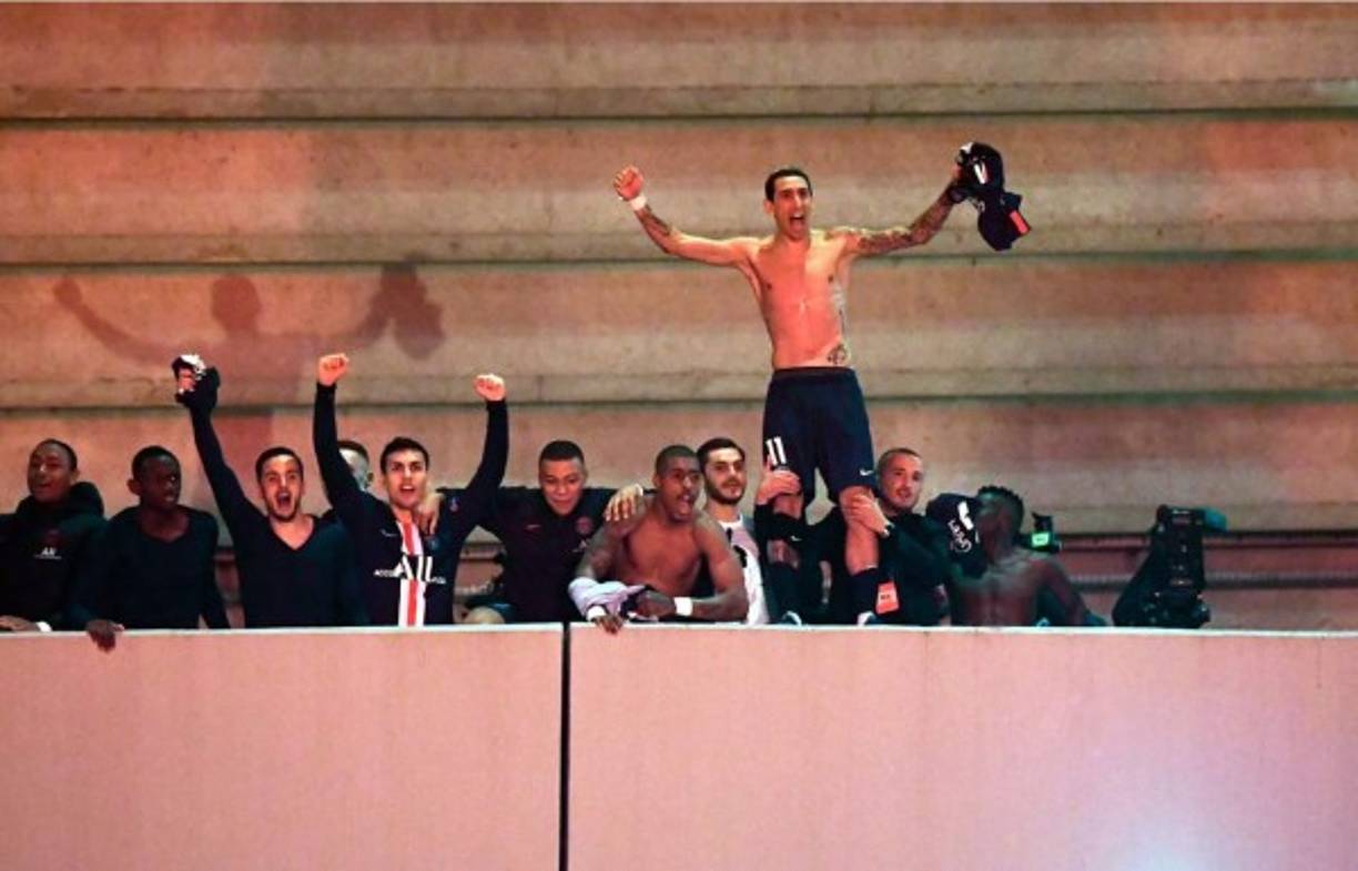 Los jugadores del PSG salieron a un sector del estadio Parque de los Príncipes para celebrar con los aficionados que estaban afuera ya que el partido se disputó a puertas cerradas por el coronavirus.