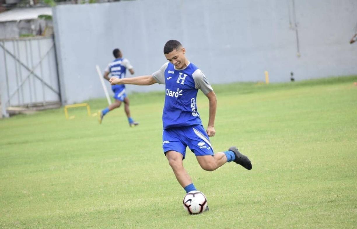 Júnior García firmó un año de contrato con el Olancho FC. El jugador llegó como agente libre tras haber rescindió un año y medio de contrato con Real España. El torneo pasadao jugó con el Victoria.