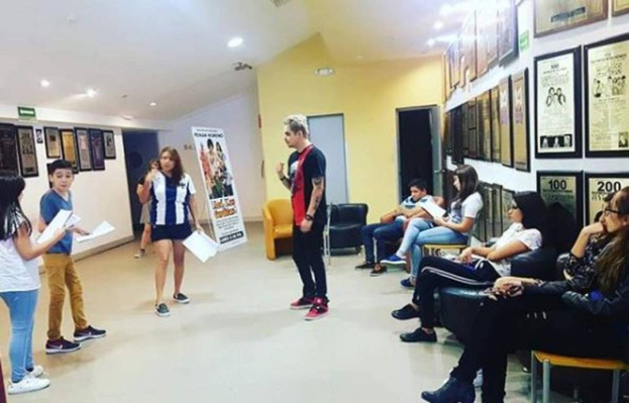 El actor, quien también está dedicado a dar clases de actuación, habló sobre su experiencia en la novela, y confesó que se sintió agobiado ya que no podía der un niño normal.