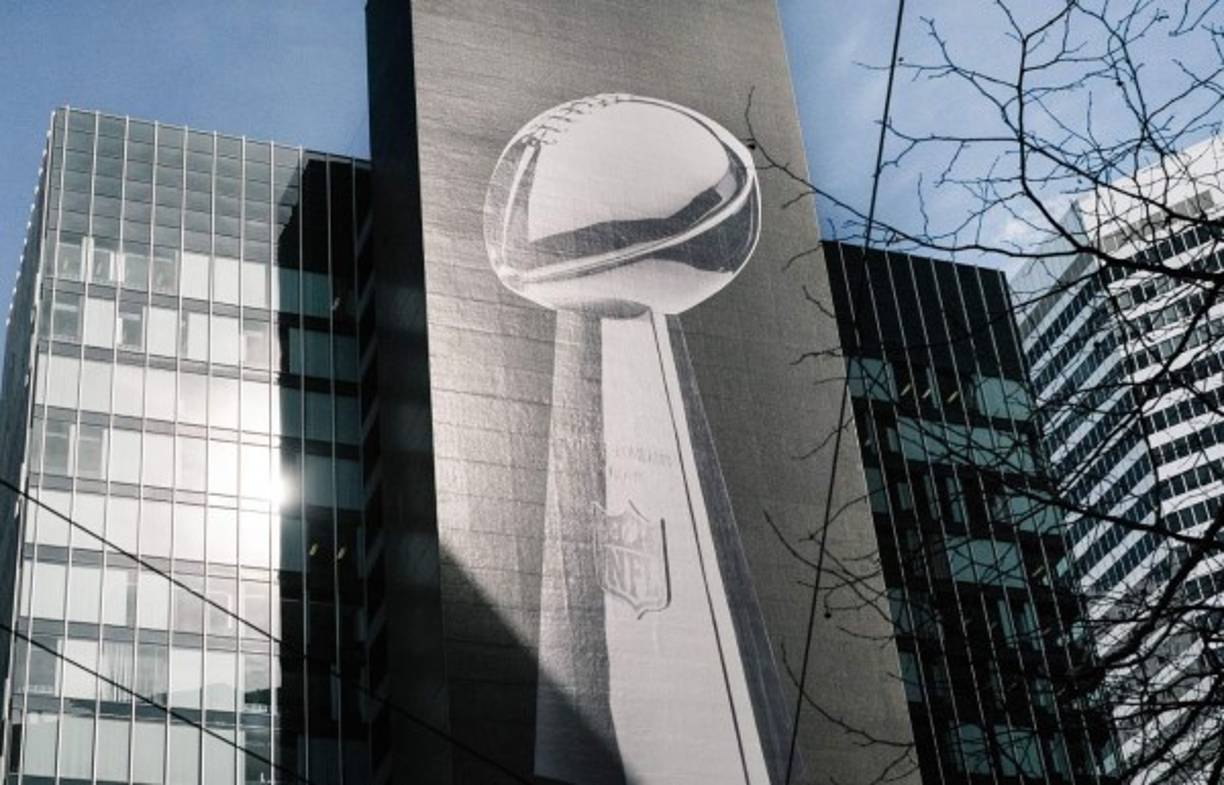 En cada edificio se ve como están preparándose para el choque deportivo.