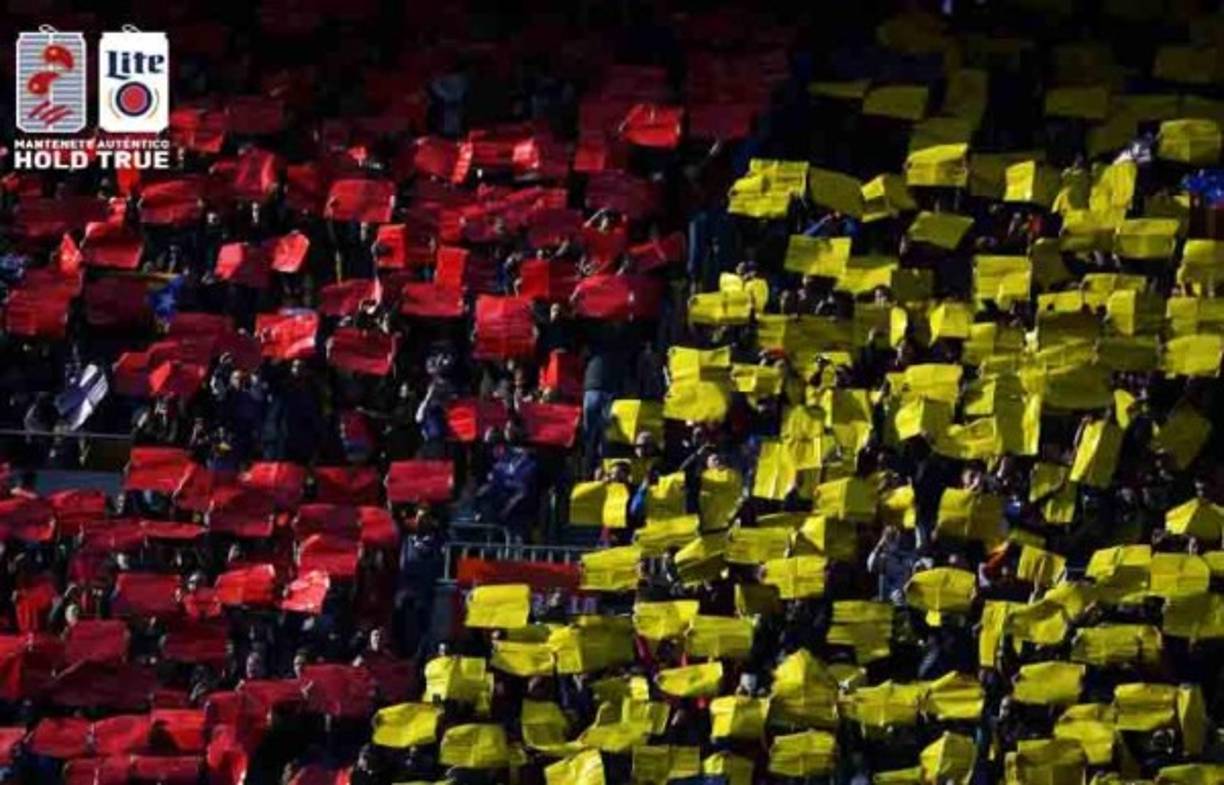 Aficonados del Barcelona recibieron con este mosaico a sus jugadores en el Camp Nou.