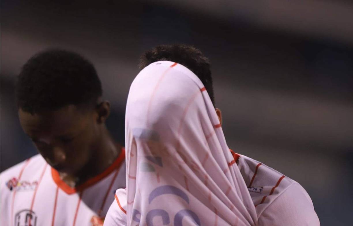 Marcelo Canales salió del campo al medio tiempo con el rostro cubierto por su camiseta. Para la segunda parte no volvió y se quedó en el banquillo.