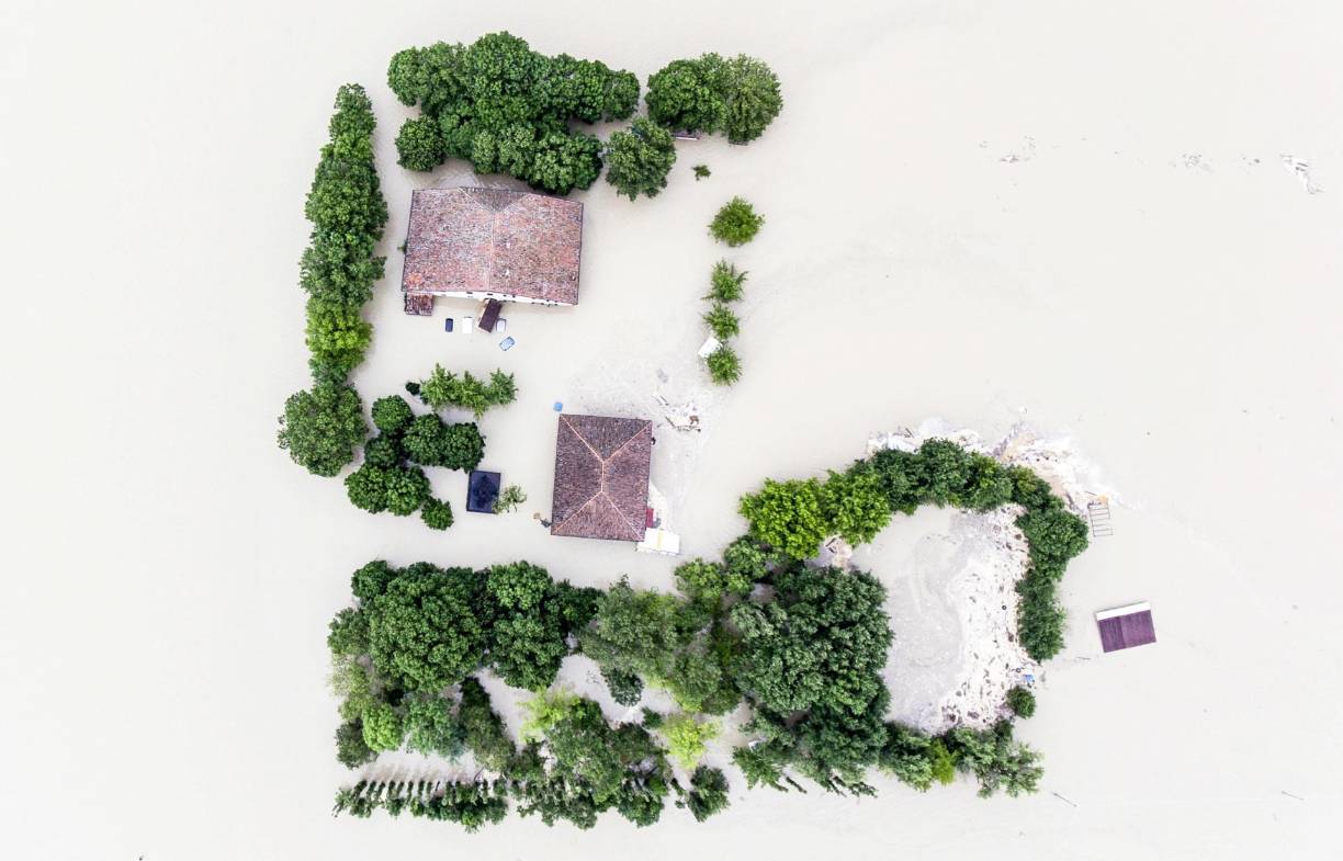 Miles de granjas de esta fértil región agrícola se han visto afectadas. Las <b>inundaciones</b> provocaron la anulación del Gran Premio de Fórmula 1 que estaba previsto el domingo en Emilia-Romaña. 