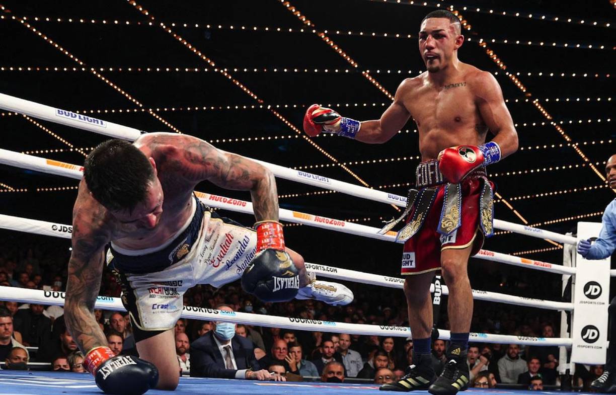 George Kambosos cayendo a la lona tras el derechazo de Teófimo López.