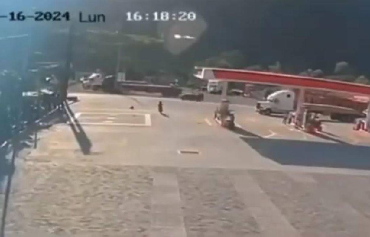 Una cámara de seguridad captó el momento en que Alex abordó su motocicleta en un estacionamiento de la gasolinera. 