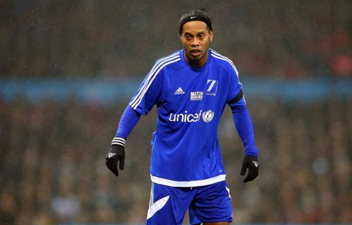 El astro brasileño Ronaldinho tiene una oferta sobre la mesa para jugar en el Wollongon Wolves de Australia, un equipo semiprofesional con quien jugaría un partido de la copa australiana frente al Syney FC. De esta forma, el brasileño tendría la oportunidad de demostrar que puede jugar en la A-League. El jugador habría respondido a la oferta pidiendo unos 68.000 euros por jugar el partido.