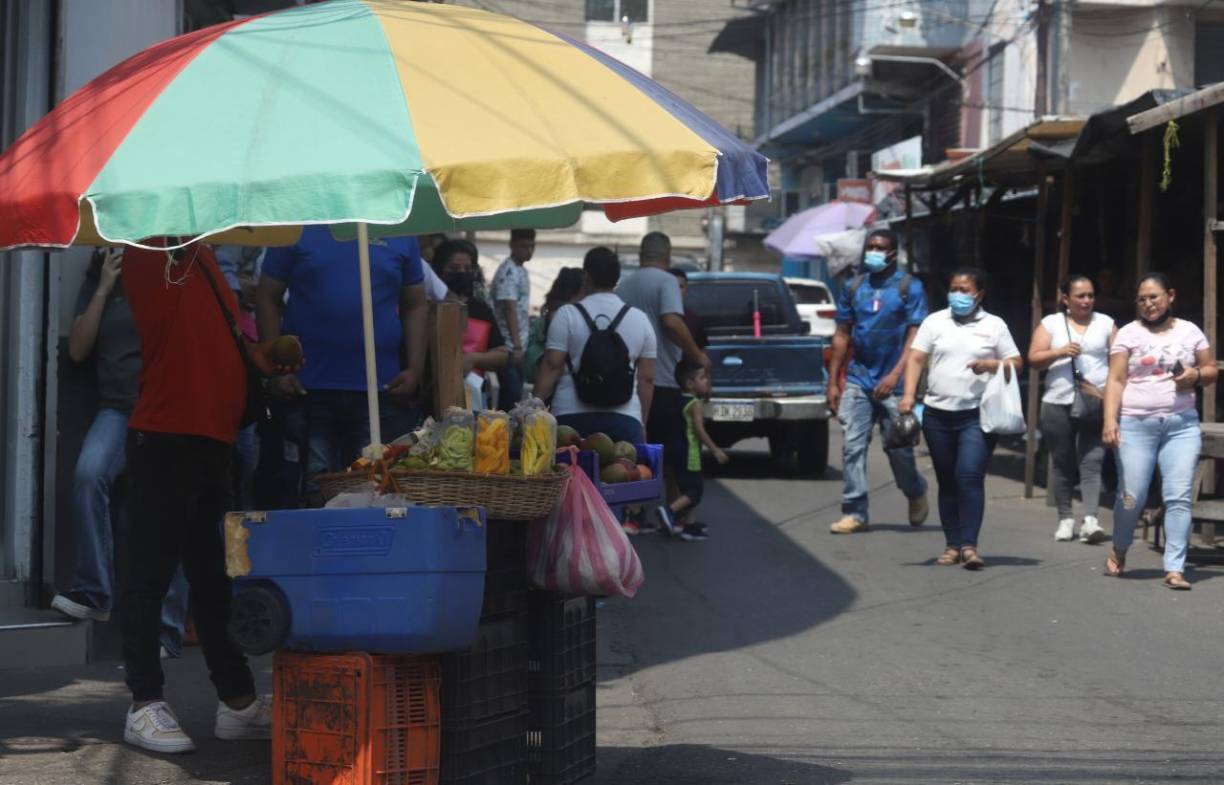 Las frutas de la temporada no pueden faltar en las calles de San Pedro Sula.