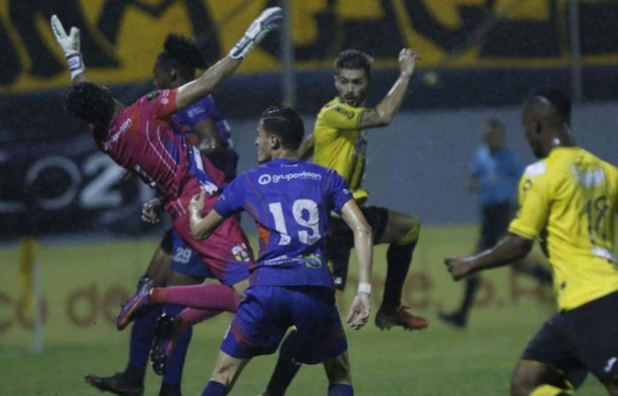 El delantero uruguayo Delis Vargas fue otra de las figuras del Real España ya que se destapó con un doblete ante la UPN.