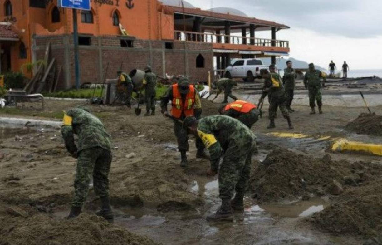 Entre 3.000 y 3.500 viviendas fueron afectadas 'parcialmente o totalmente' mientras que el servicio de electricidad, cortado de manera preventiva, ha sido restablecido para la mitad de los 235.000 usuarios afectados, explicó Peña Nieto.