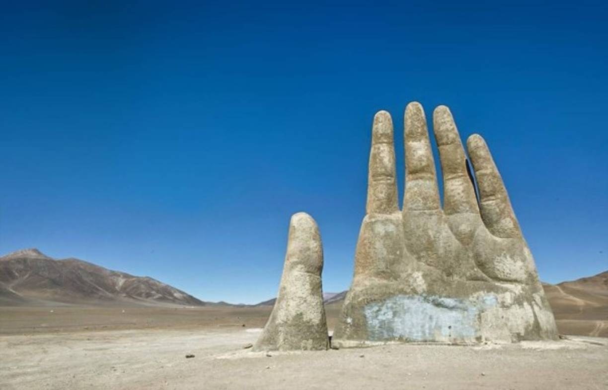 Mano del desierto, Chile ► Esta escultura de 11 metros fue instalada en Antofagasta en el norte de Chile. Según la idea del autor Mario Irarrázabal, este monumento imponente simboliza la soledad, la injusticia y la impotencia. Este triste lugar es popular, muy visitado por turistas, aquí se graban videos musicales y promocionales. Desafortunadamente, algunos visitantes tienden a ser vándalos, por lo cual de vez en cuando hay que limpiar de la mano algunos grafitis.