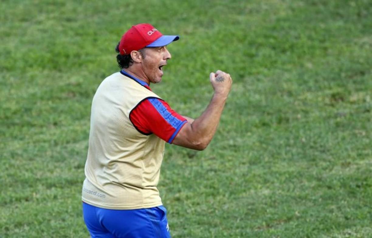 Pedro Troglio celebrando con mucha euforia la victoria del Olimpia con los aficionados merengues.