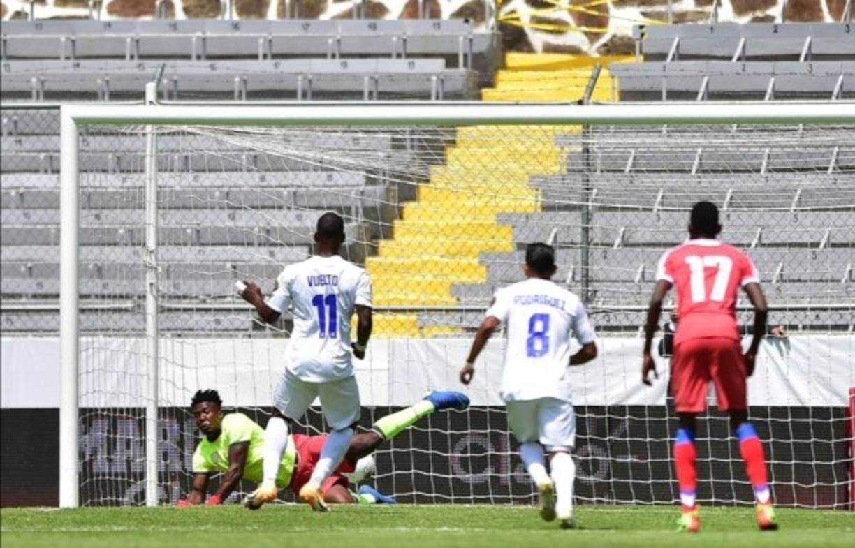 Darixon Vuelto inauguró el marcador con un disparo de zurda desde el punto penal. Se le fue entre los brazos al 'portero' Odilon Jerome.