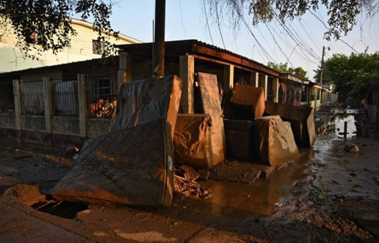 Habitantes de La Planeta piden agua potable para limpiar sus casas y habilitarlas.