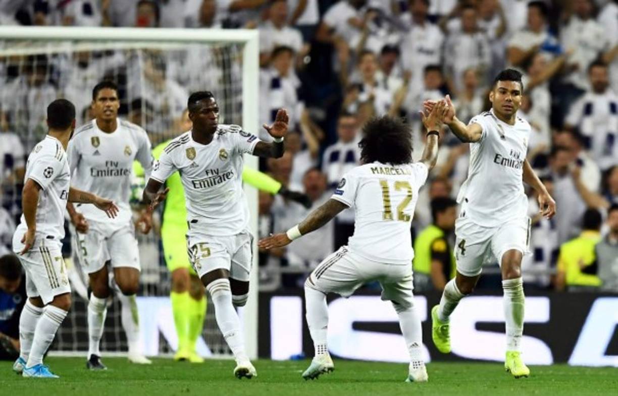 Casemiro celebrando junto a sus compañeros el gol del empate 2-2.