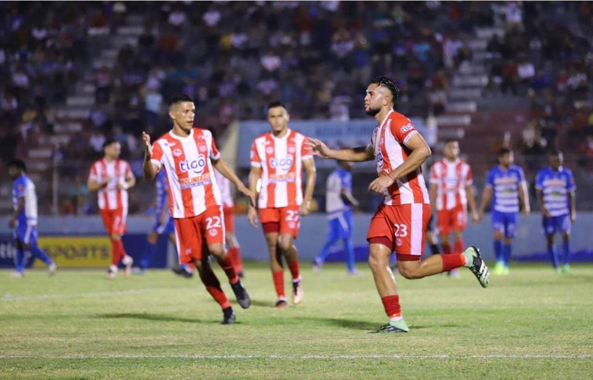Josué Villafranca, que había fallado una clara ocasión de gol en el primer tiempo, se reivindicó marcando de penal el 1-0 del Vida en el Clásico.