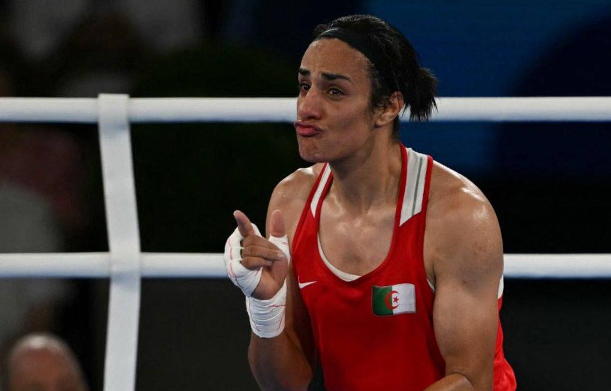 Khelif fue objeto de críticas constantes, luego de que la Asociación Internacional de Boxeo (IBA) reavivó la polémica al recordar que la argelina fue descalificada del Campeonato Mundial 2023 por no superar pruebas de género, mismas que posteriormente no explicó de forma correcta.