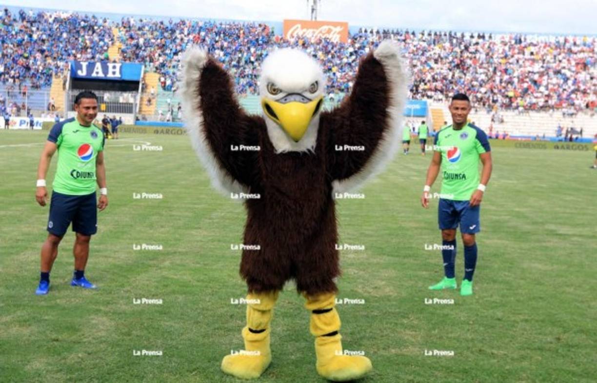 La mascota del Motagua se robó el show antes del inicio del partido.