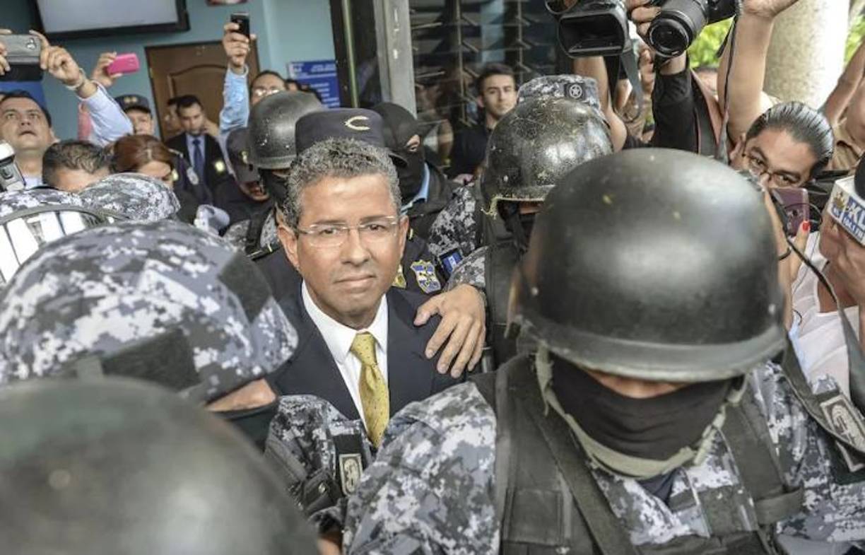 Su antecesor, Francisco Flores (1999- 2004), fue el primer expresidente enviado a juicio por los delitos de corrupción y lavado de dinero por supuestamente apropiarse y desviar 15 millones de dólares donados por Taiwán. Flores falleció en 2016.