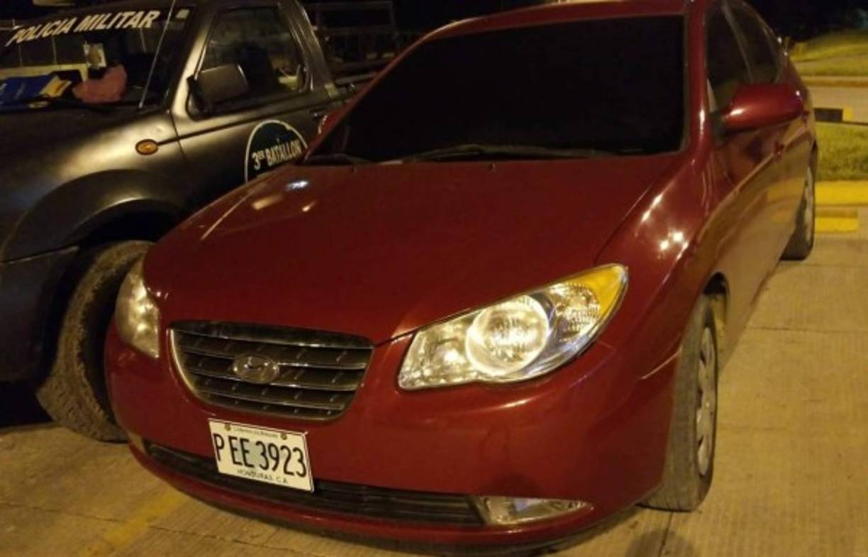 Carro turismo marca Toyota, Corola color rojo decomisado a la MS-13. Preliminarmente se informó que estos tenían planificado ejecutar masacres en Chamelecón.