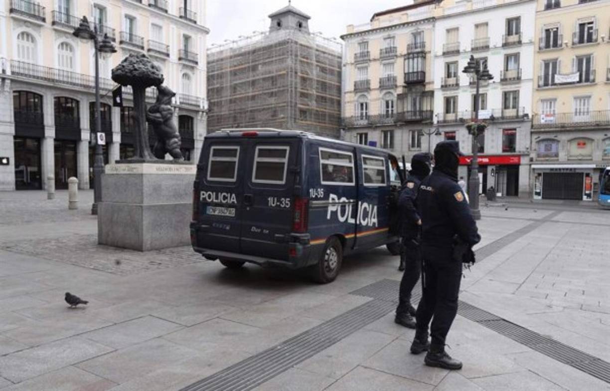 España amaneció este lunes con los militares y policías en las calles vacías, los comercios cerrados, salvo los de primera necesidad, y las carreteas de acceso a las grandes ciudades con muy poco tráfico, en el primer día laboral desde que el pasado sábado el Gobierno declaró el estado de alarma por la expansión del coronavirus.
