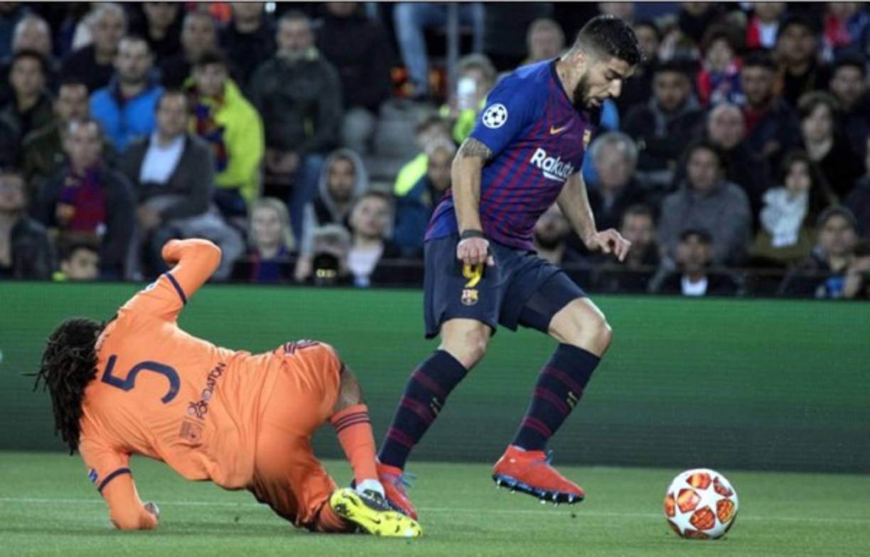 El momento del polémico penal que pitó el árbitro a favor del Barcelona por una falta inexistente. Fue Luis Suárez quien dio un pisotón al defensa del Lyon, Jason Denayer.