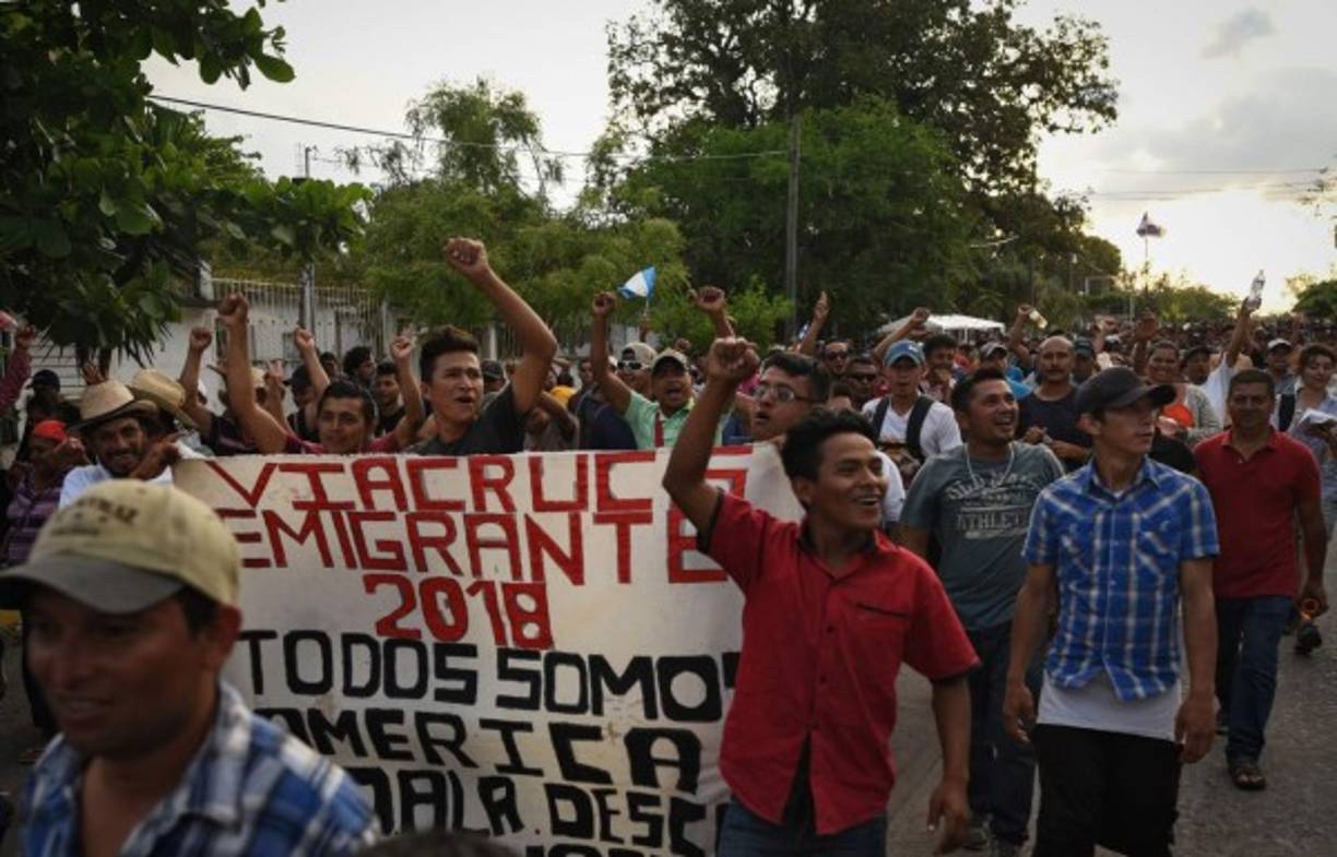 Pese a las amenazas de Trump de militarizar la frontera, los migrantes insisten en que seguirán su rumbo hacia la frontera, después de recorrer varias ciudades mexicanas entre ellas Irapuato, Guadalajara, Tepic (occidente), Mazatlán, Culiacán y finalmente Mexicali (noroeste), ciudad fronteriza con Estados Unidos.