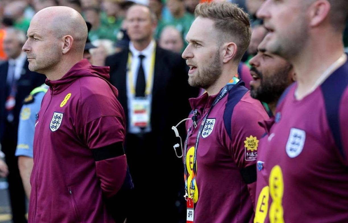 “Carsley nació, se crió y vive en Birmingham y sus alrededores. Esto es más una traición que cuando Inglaterra recurrió a entrenadores extranjeros”, escribió Powell en referencia a otros nombramientos como los de Fabio Capello o Sven-Göran Eriksson.