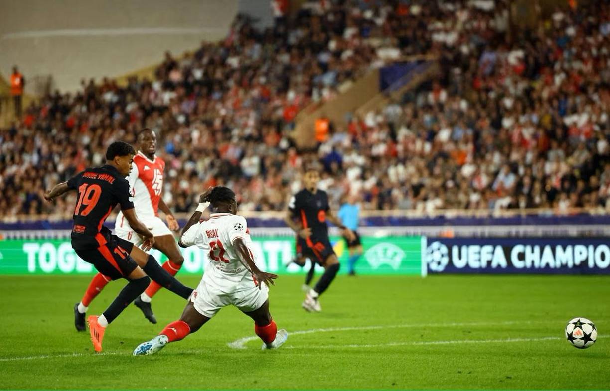 El zurdazo rasante de Lamine Yamal para marcar el empate del FC Barcelona contra el Mónaco.