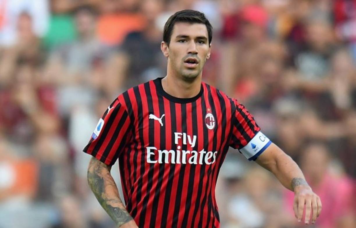 El PSG está en busca de centrales tras las salidas anunciadas de Thiago Silva y de Tanguy Kouassi. Revela el medio le10sport.com, que el director deportivo brasileño Leonardo apunta a Alessio Romagnoli, el capitán del AC Milan, como una de las opciones para reforzar el eje de la zaga parisina. El jugador italiano tiene contrato hasta 2022 y es representado por Mino Raiola.
