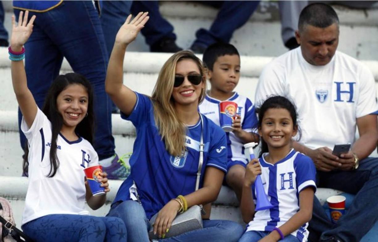 En familia llegaron para apoyar a la Bicolor.