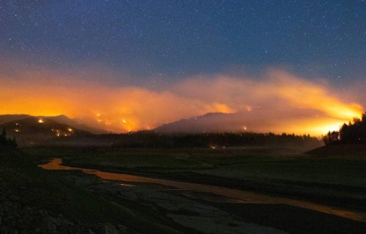 Se emitieron avisos de evacuación para grandes áreas de un condado de California donde un gigantesco incendio arrasó más de 8.000 hectáreas y del que el viernes estaba controlada solo una quinta parte, de acuerdo con autoridades locales.