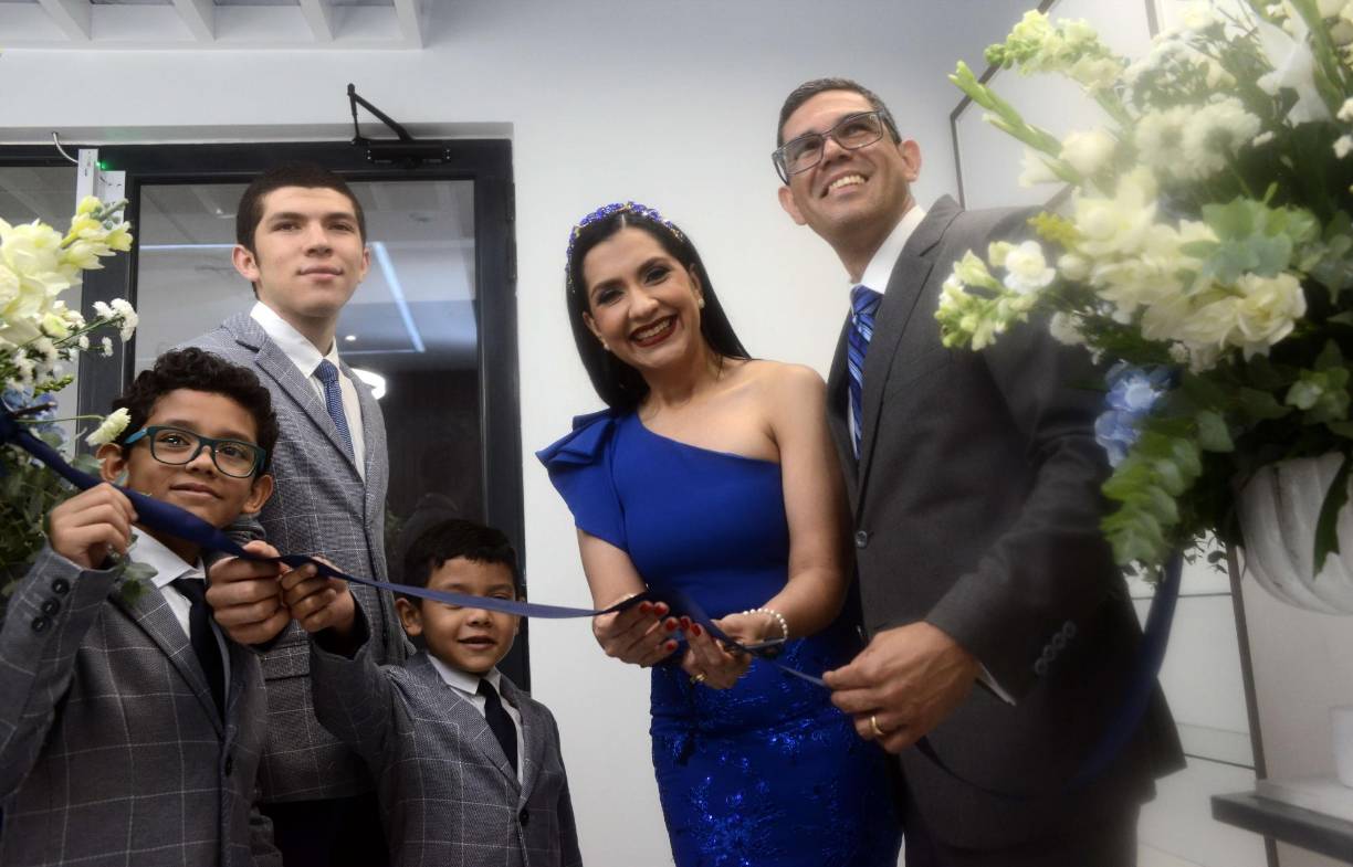 Familia Martínez Abascal cortando la cinta de inauguración.