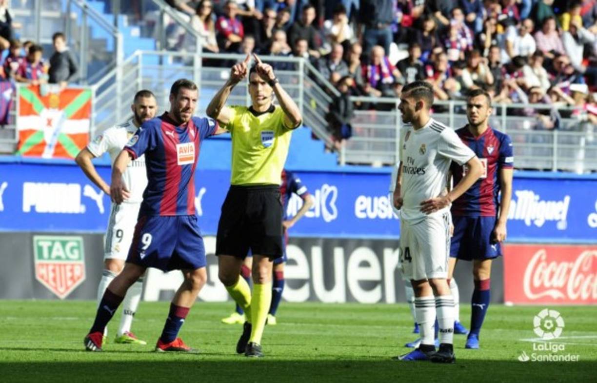 El árbitro se fue al VAR para revisar la jugada y dio por valido el gol de Gonzalo Escalante para el Eibar.