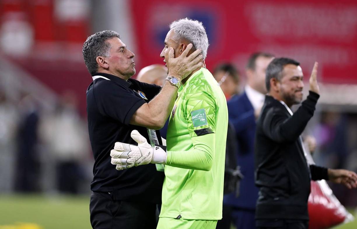 Así celebró Luis Fernando Suárez con Keylor Navas.