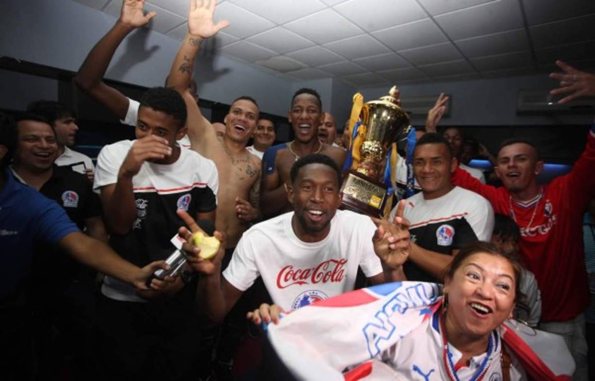 La plantilla del Olimpia celebró en los camerinos.