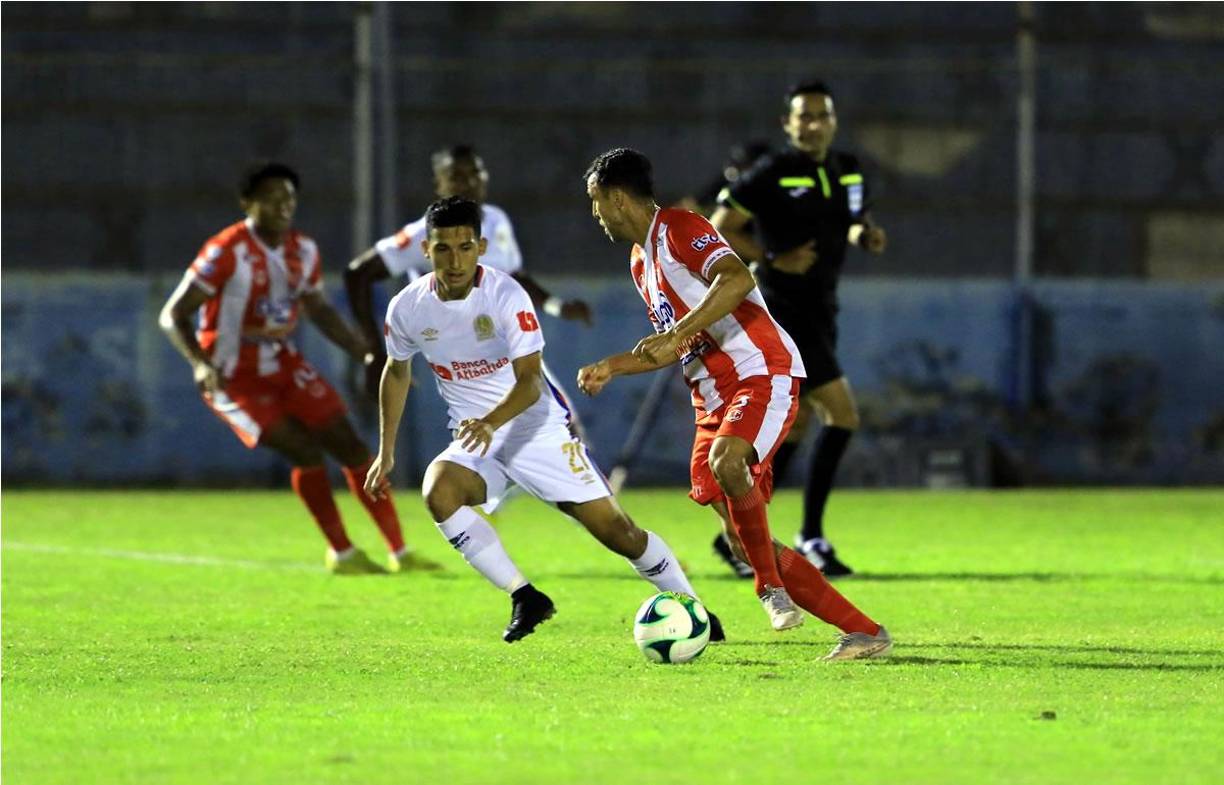 El defensa estadounidense Jonathan Bornstein conduciendo el balón ante la marca de José Mario Pinto.