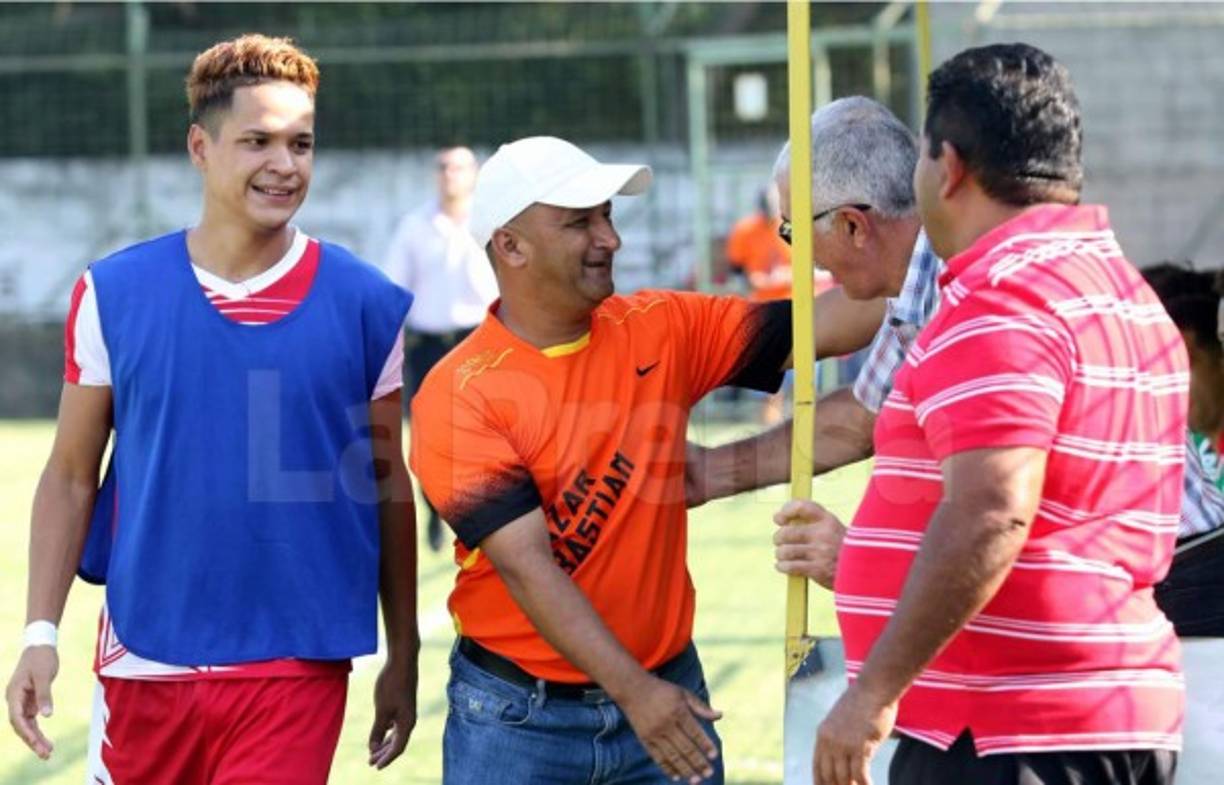 Mario Rodríguez, entrenador del Estrella Roja, saludando al técnico del Marathón, Manuel Keosseián.