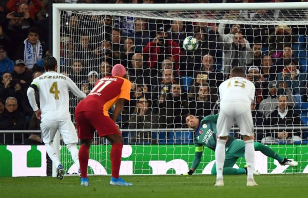 Sergio Ramos y su genial lanzamiento de penal a lo Panenka para marcar el 3-0 del Real Madrid.