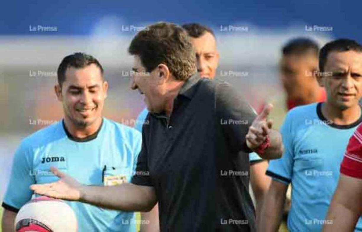 Héctor Vargas le fue a reclamar al central Rodríguez y el árbitro solo sonrío.