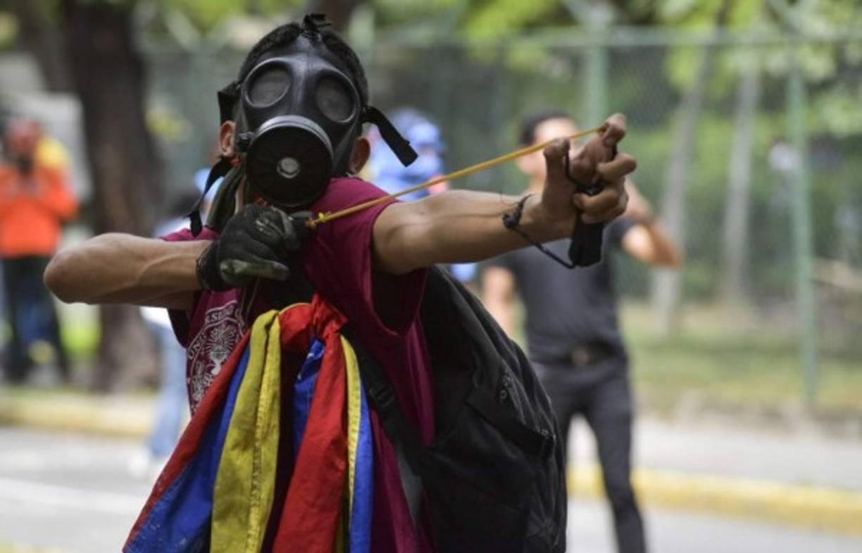 '¡Queremos condiciones de igualdad! ¿Dime cuál es la diferencia, por qué unos estudiantes pueden marchar y otros no?', cuestionó un estudiante, en referencia a la movilización de universitarios y colegiales chavistas hacia el palacio presidencial de Miraflores, también en el marco del 'Día del estudiante'.